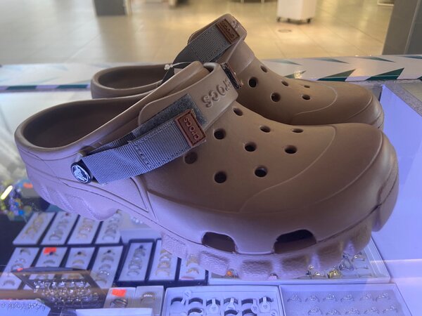 QUALITY CROCS SIZES: 8 - 10UK