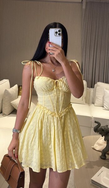 Robe d'été en dentelle jaune