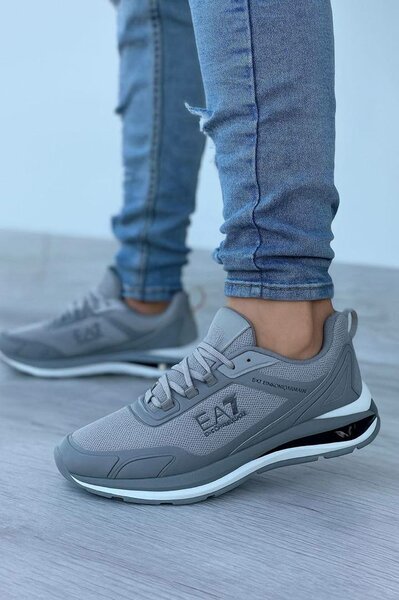 Baskets grises modernes unisexes