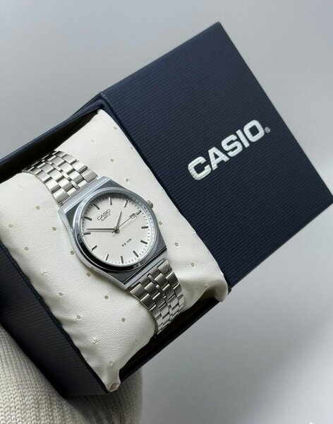 Montre classique argentée Casio