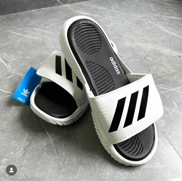 Sandales Adidas original dans carton