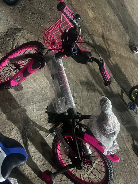 Vélo enfant rose avec paniers