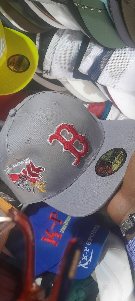 Casquettes élégantes neuves