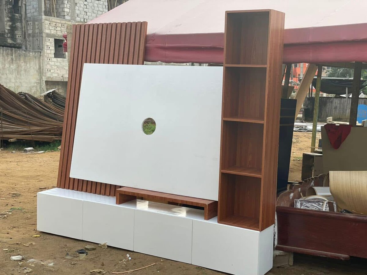 Meuble TV moderne avec étagères