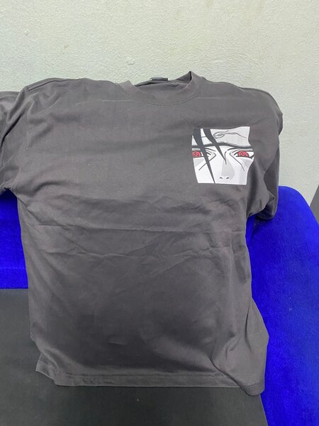 T-shirt anime graphique