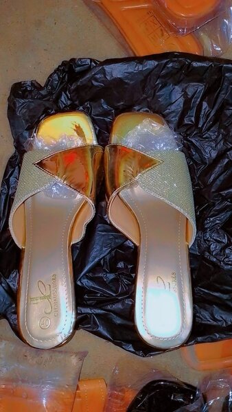 Sandales dorées élégantes