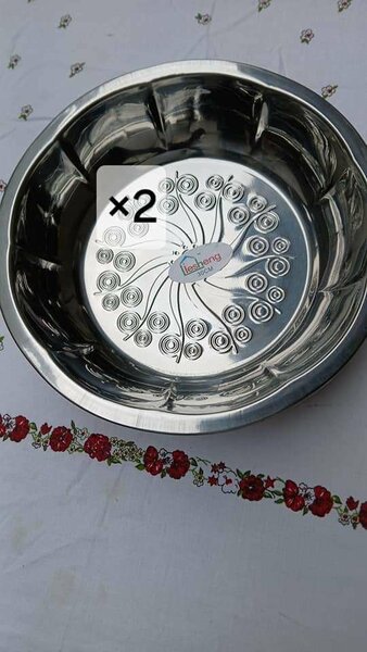 Deux assiettes en inox