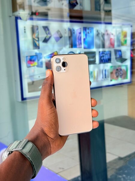 iPhone 11 Pro Max état propre sans Face ID