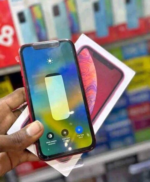 iPhone rouge avec boîte