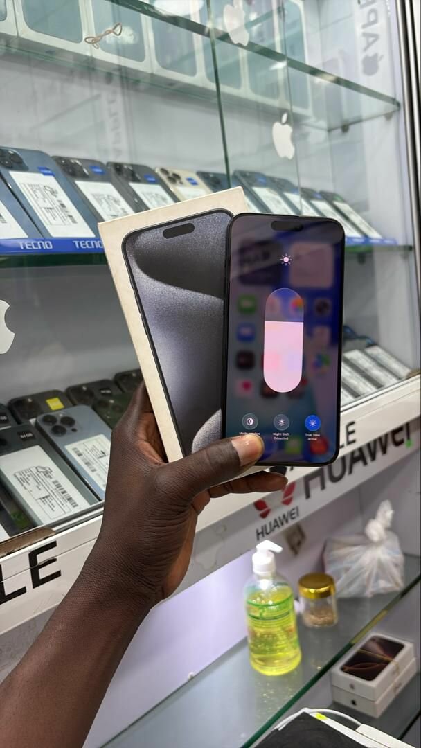 iPhone 15 Pro Max 256go quasi