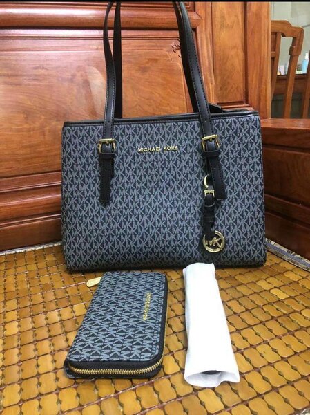 Michael kors hand bag