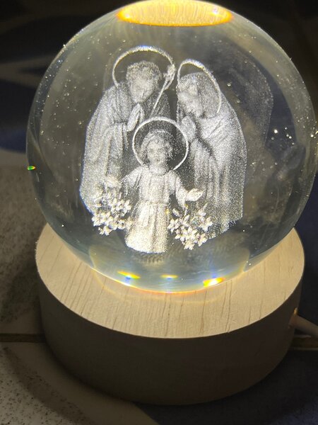 Globe en verre avec scène religieuse
