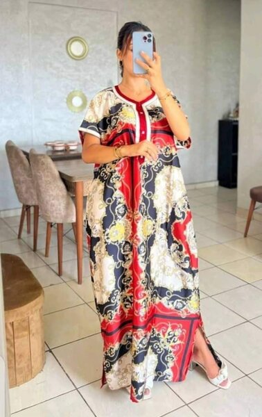 motif Boubou en soie rouge avec ornement