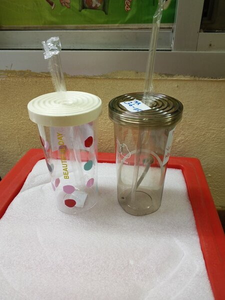 Tasses à boire avec paille