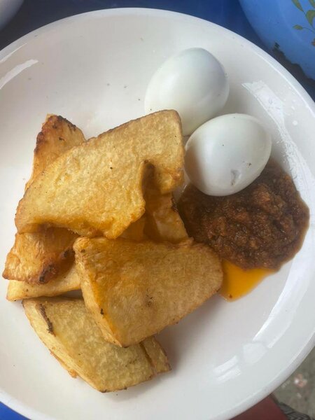 Ignames Frits avec Oeufs et Sauce