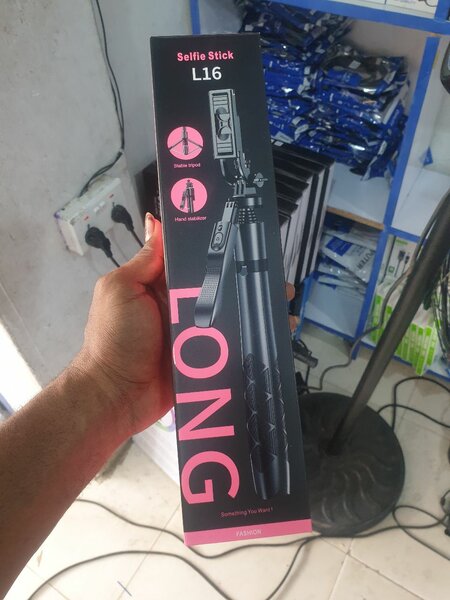 L16 selfie stick