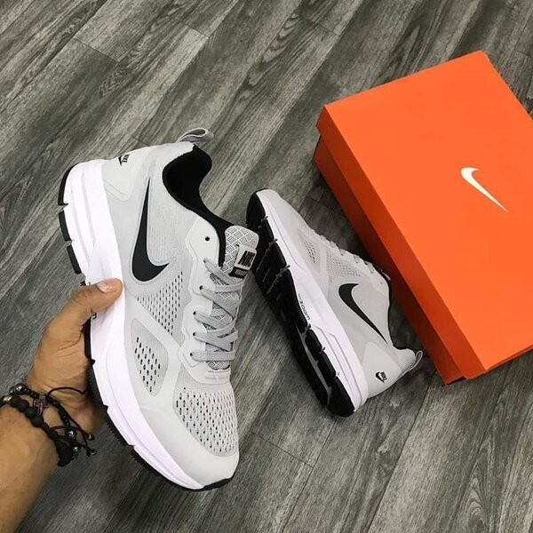 Baskets de sport grises Nike