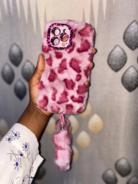 Coque en fourrure rose léopard
