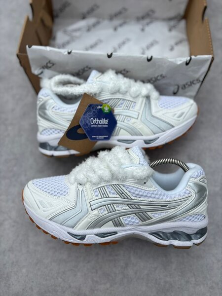 Chaussures de course blanches ASICS
