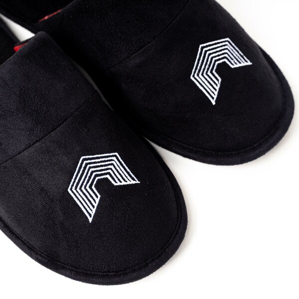 Chaussons noirs confortables