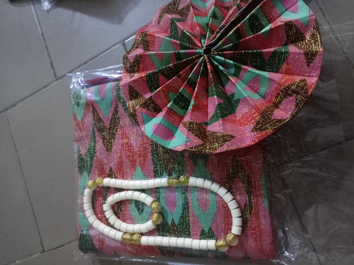 Pagne kanté et accessoires