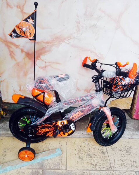 Vélo enfant cool avec accessoires