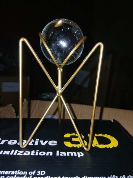 Boule de cristal sur trépied