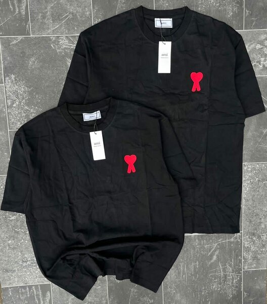 T-shirts noires avec logo rouge