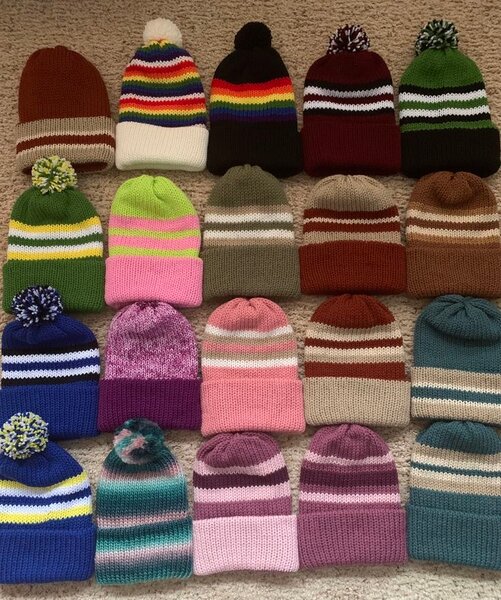 Bonnets en tricot colorés