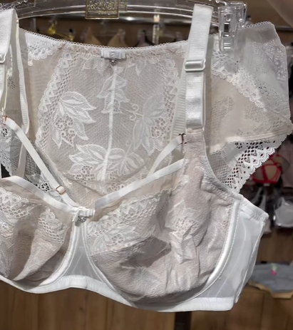 Этот роскошный комплект нижнего белья создан для тех, кто ценит комфорт, стиль и качество.