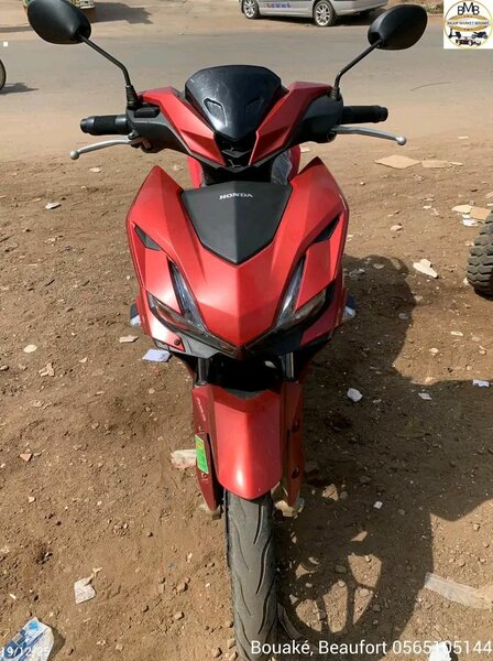 Moto Honda sportive rouge