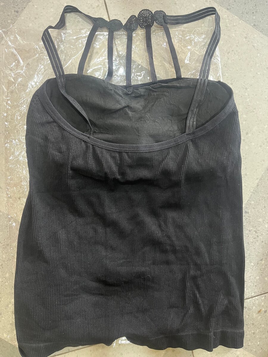 Top noir à bretelles élégantes