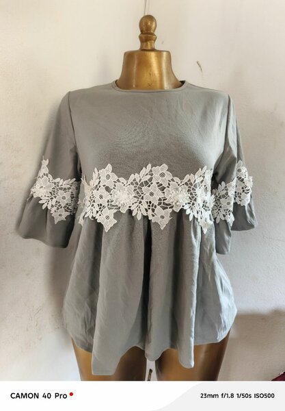 Blouse gris avec dentelle