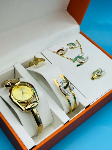 Ensemble de montres et de bijoux