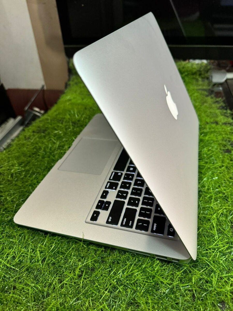 2017 MacBook Air Ram 8GB Intel Core i7 ssd 256GB NEAT