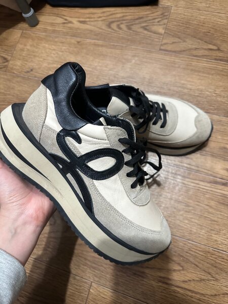 Бежевые кроссовки