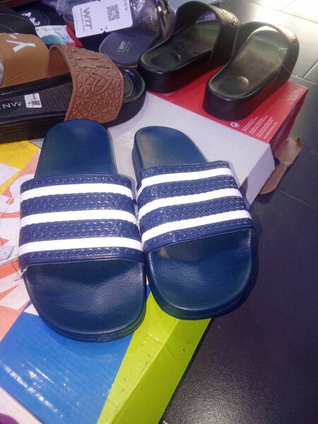 Tongs de piscine bleues