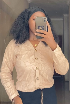 Short knitted Sweater with buttons in white size: M