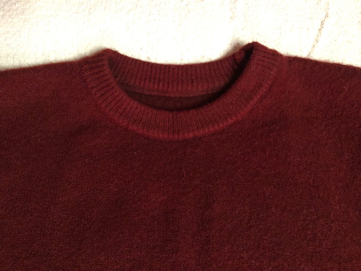 Бордовый свитер