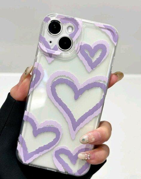 Coque iPhone avec cœurs violets