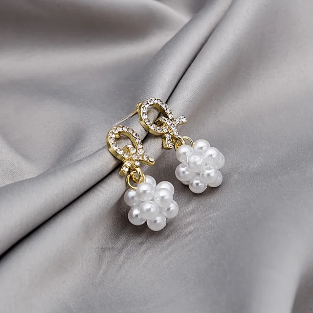 Boucle d'oreille en forme de raisin