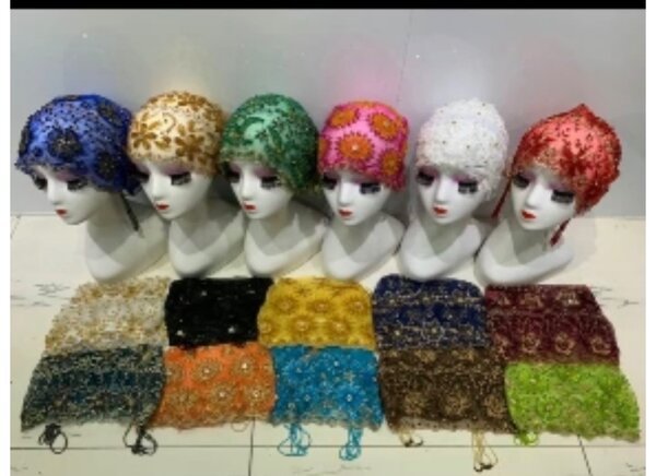 Bonnets en dentelle colorés