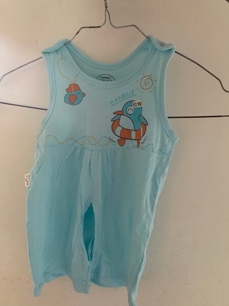 Combinaison bébé turquoise amusante