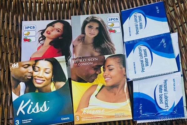 12 préservatifs + 4 lubrifiant