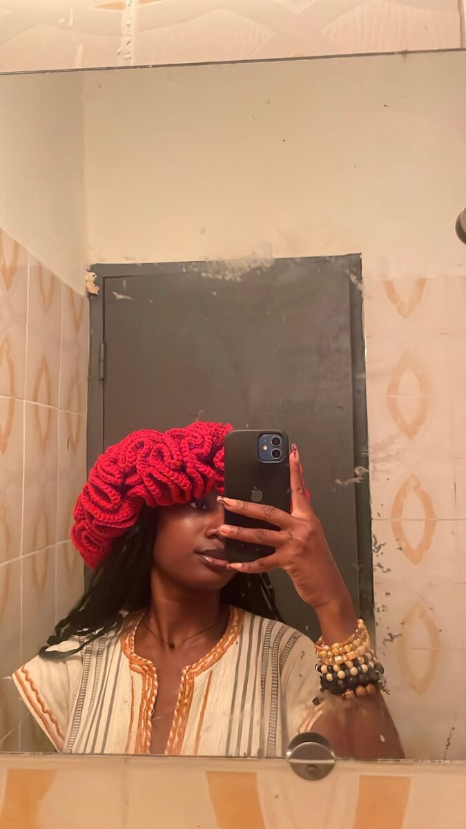 Chapeau en laine rouge élégant