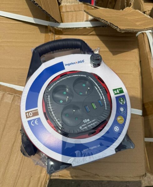 Enrouleur de câble 10m avec 4 prises