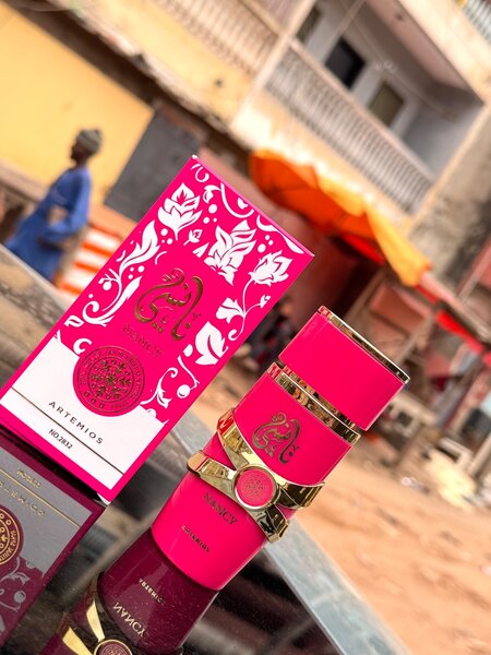 Parfum rose luxueux féminin