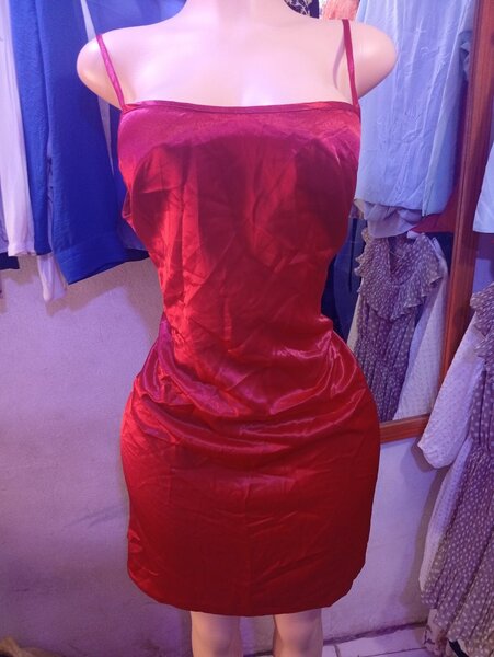 Robe satin rouge élégante