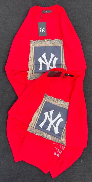 Pull rouge avec motif NY