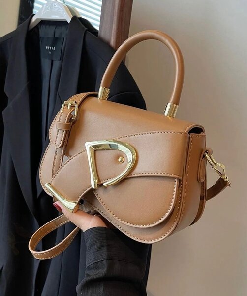 Sac camel avec fermoir doré en forme de D